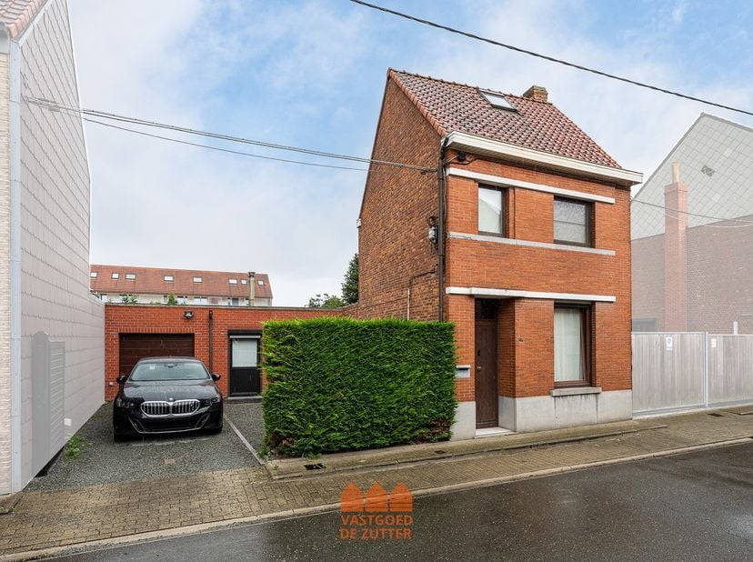Rustig gelegen woning met garage, oprit en tal van mogelijkheden in Zelzate<br />
Gelegen in de Veldbrugstraat te Zelzate geniet deze woning van een v