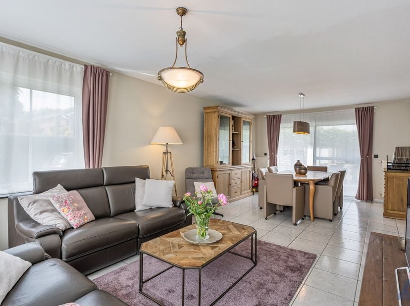 Op een uiterst rustige locatie in het groene Sint-Truiden vinden we deze verzorgde open bebouwing terug aan de Metsterenweg 110. De woning werd gebouw