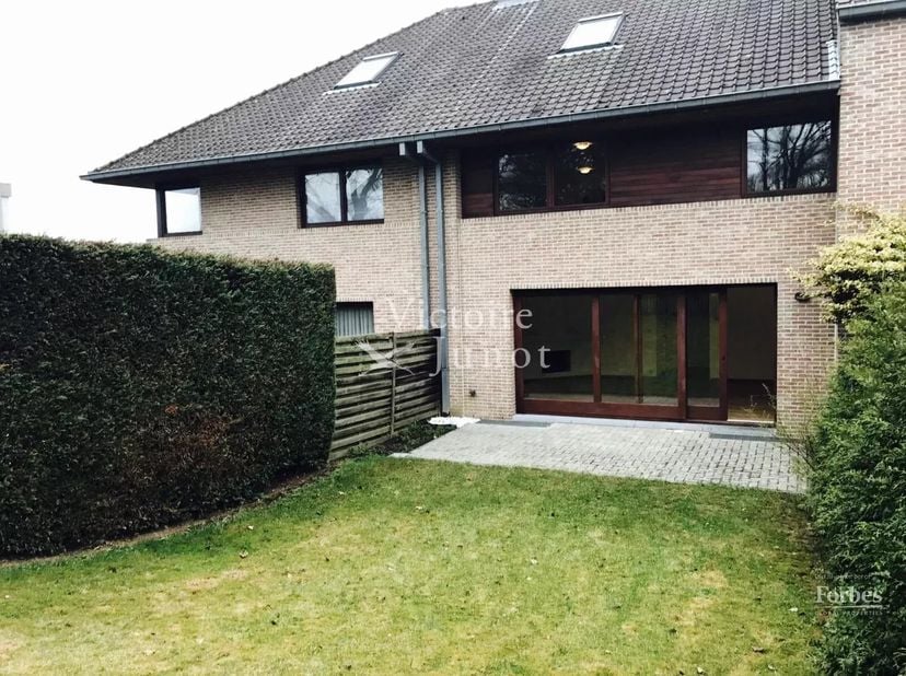 Vlakbij het Lycée Français, mooi huis gerenoveerd in 2018 met een kleine tuin en een terras. Het bestaat uit een inkomhal met garderobe, een woonkamer