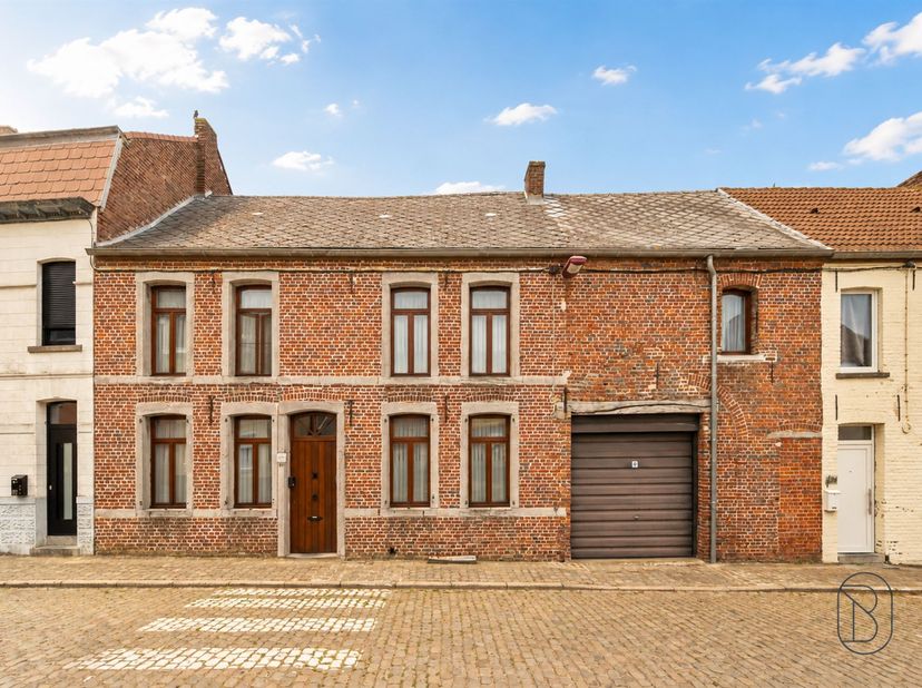 Ideaal gelegen op het dorpsplein van Ghoy, biedt dit gemengd gebouw (kantoren + atelier) royale bruikbare volumes en een mooi inrichtingspotentieel. H