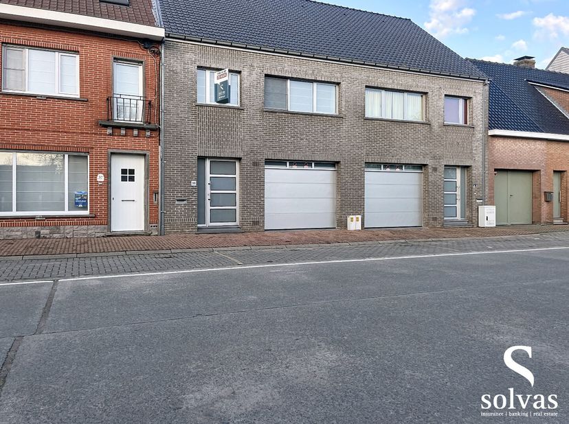 Deze recente woning is gelegen in de dorpskern van Oostwinkel en heeft volgende indeling; inkom met vestiaire voorziening en gastentoilet, via de inko