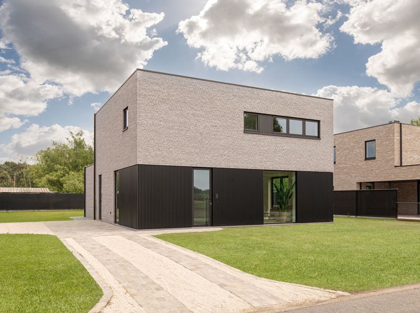 U heeft een budget (kosten inbegrepen) van € 827.000? Normaal gezien kan u daarmee een nieuwbouwvilla aankopen van ongeveer € 695.000, aangezien u nog