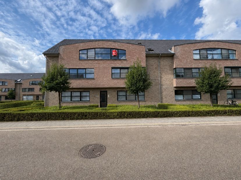 Ligging: <br />
Het appartement is zeer rustig gelegen doch zeer centraal. Alle faciliteiten die Geel te bieden heeft zijn op korte afstand terug te v