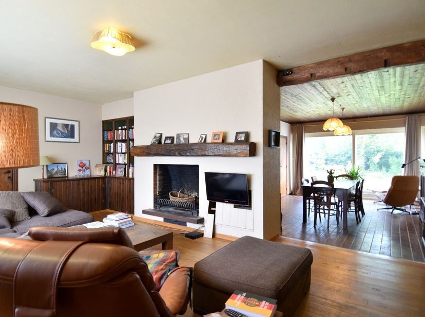 EPC-label D, geen renovatieverplichting!<br />
Deze statige burgerwoning combineert karakter, ruimte en functionaliteit op een uitzonderlijke manier.