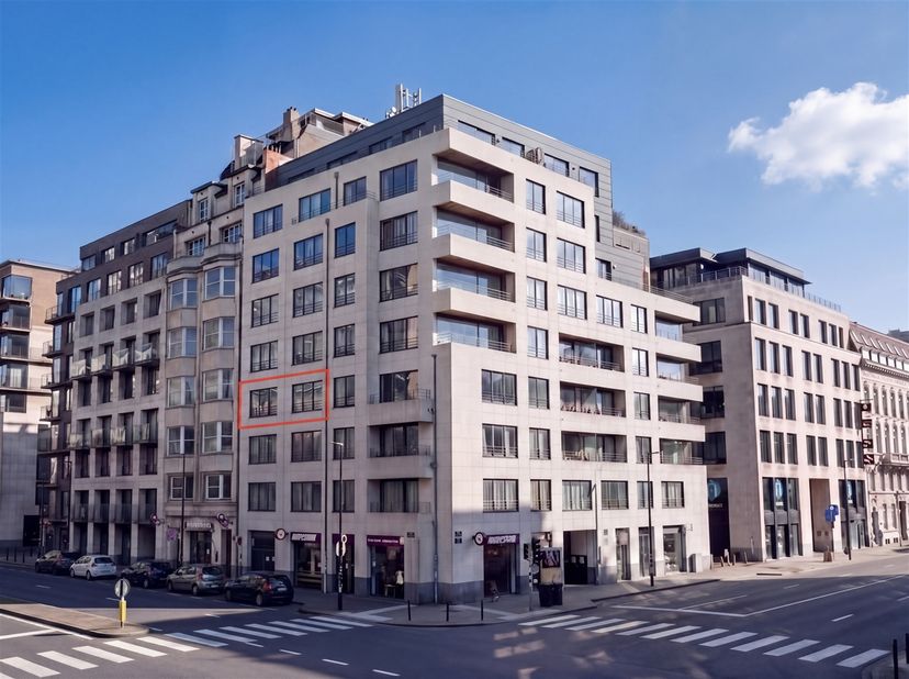 Dit gerenoveerde (2025), gemeubelde en instapklare appartement bevindt zich op de derde verdieping van residentie Jacqmain (bouwjaar 2006), centraal g