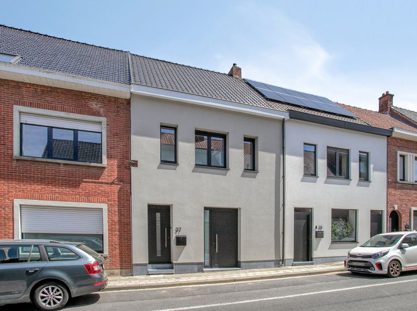 Totaalrenovatie met prachtige leefruimte en 3 slaapkamers ...<br />
<br />
Achter de strakke gevel van deze woning in Lauwe schuilt een verrassend rui