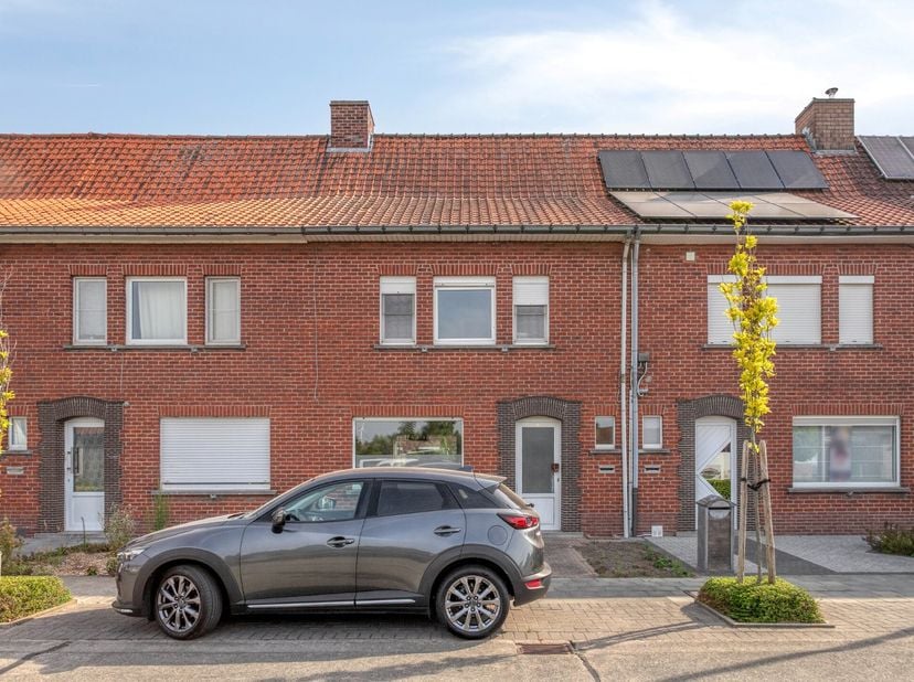 Te renoveren woning met veel potentieel gelegen op een rustige locatie nabij het centrum van Pittem.<br />
<br />
We komen de woning binnen via de ink
