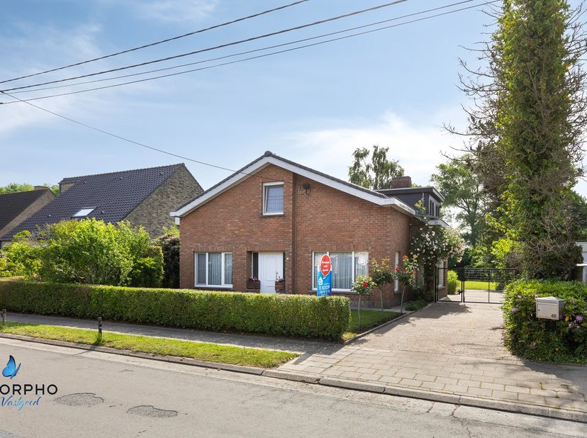 In de Veldegemsestraat 48 vindt u deze ruime gezinswoning met 4 slaapkamers, een garage, meerdere parkeerplaatsen op eigen terrein en een riante, pitt