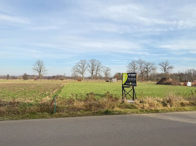 Deze bouwgrond voor open bebouwing van 748 m² is rustig gelegen in Balen-Olmen en paalt achteraan aan agrarisch gebied, wat zorgt voor een groen en op
