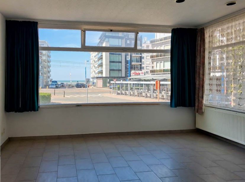 Dit ruime en aangename 2-slaapkamerappartement is uitstekend gelegen, pal in het centrum van Koksijde en op wandelafstand van de zee.<br />
Het appart