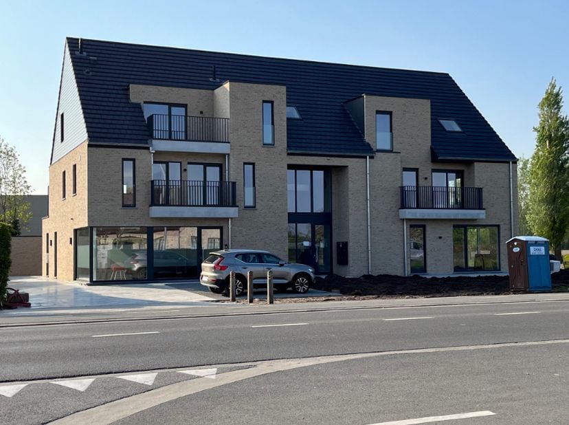Laatste parkeerplaatsen en carport te koop.