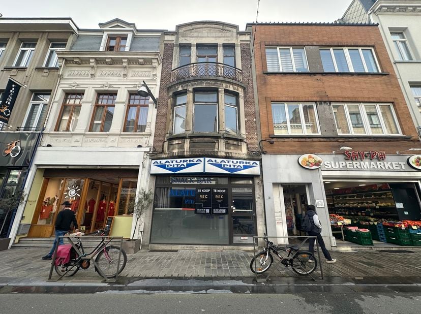 Te renoveren handelswoning – Driekoningenstraat 67, 2600 Berchem<br />
Op het gelijkvloers bevindt zich een handelsruimte met grote vitrine, geschikt