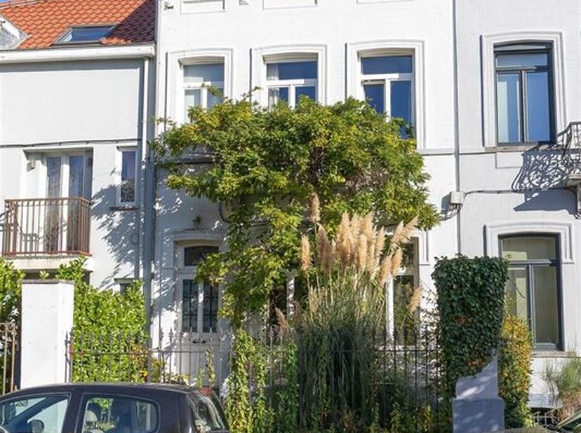 Property One stelt u een prachtig herenhuis voor met tijdloze charme, typisch voor de Brusselse architectuur van het begin van de 20e eeuw, opgenomen
