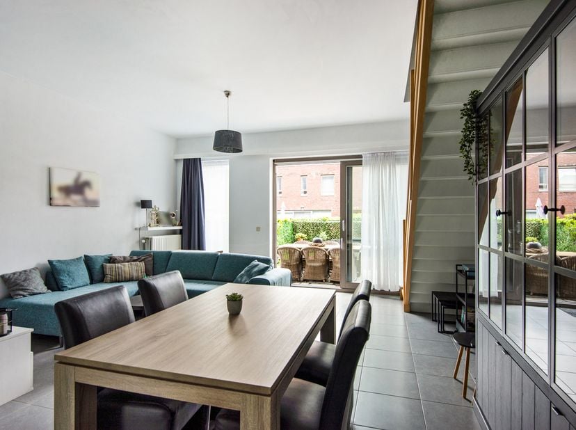 Dit gezellig en instapklaar duplexappartement maakt deel uit van een knap woonproject gelegen in de dorpskern van Opwijk, op wandelafstand van alle wi