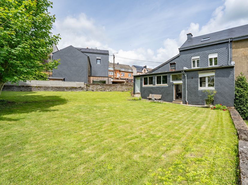 ERA B-LUX vous présente cette maison 3 façades à rénover, idéalement située à Neufchâteau, à proximité immédiate des commerces, écoles et grands axes,