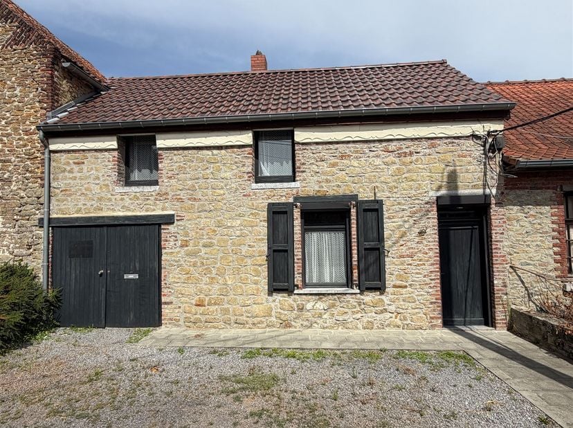 Mooi huis met 2 slaapkamers, een binnenplaats en een garage; gelegen in een rustige straat in Ville-Pommeroeul. De woning is onlangs opgeknapt en best