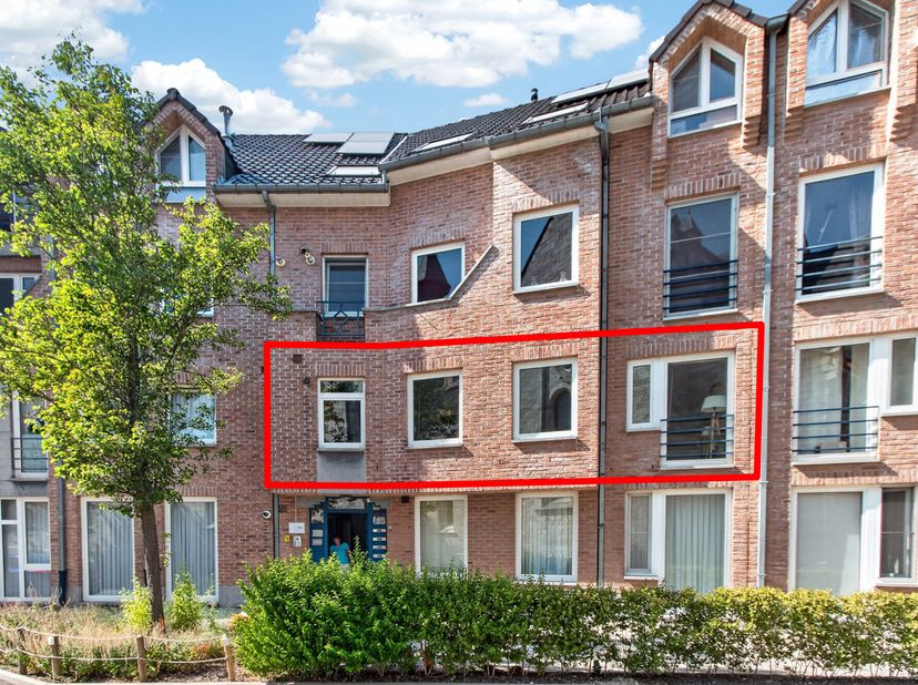 INSTAPKLAAR APPARTEMENT met GROOT TERRAS, ondergrondse GARAGE en KELDERBERGING in het STADSCENTRUM<br />
Pal in het centrum, op wandelafstand van de G