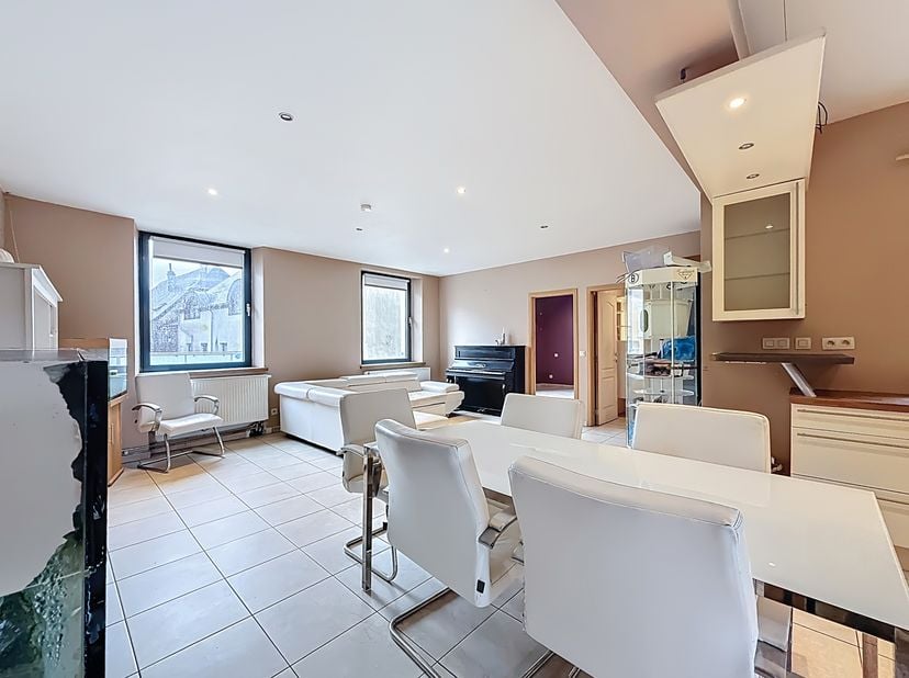 EASYHOME biedt u dit mooie appartement aan, ideaal gelegen in het centrum van Neufchâteau, vlakbij alle voorzieningen en het stadscentrum.<br />
Dit p