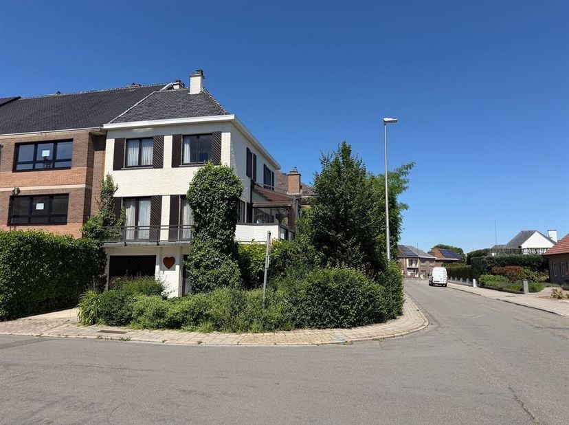 Ruime op te frissen woning met garage, veranda en zonovergoten terrassen vlak bij het centrum van Sint-Truiden<br />
Bent u op zoek naar een ruime won