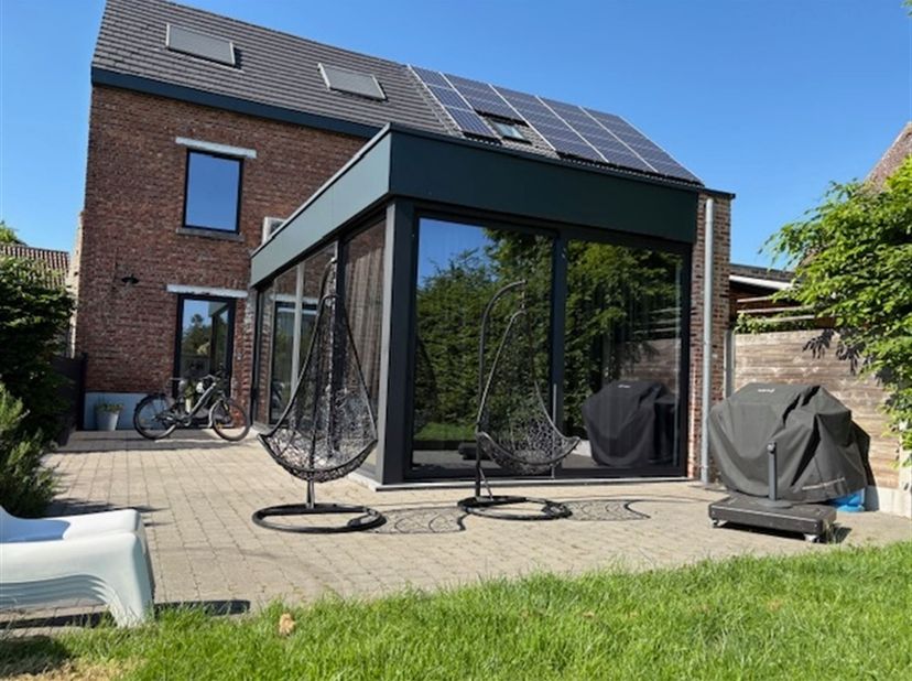 Située dans une rue calme de Beigem, cette maison rénovée offre une combinaison agréable d'espace, de confort et de fonctionnalité. Au rez-de-chaussée