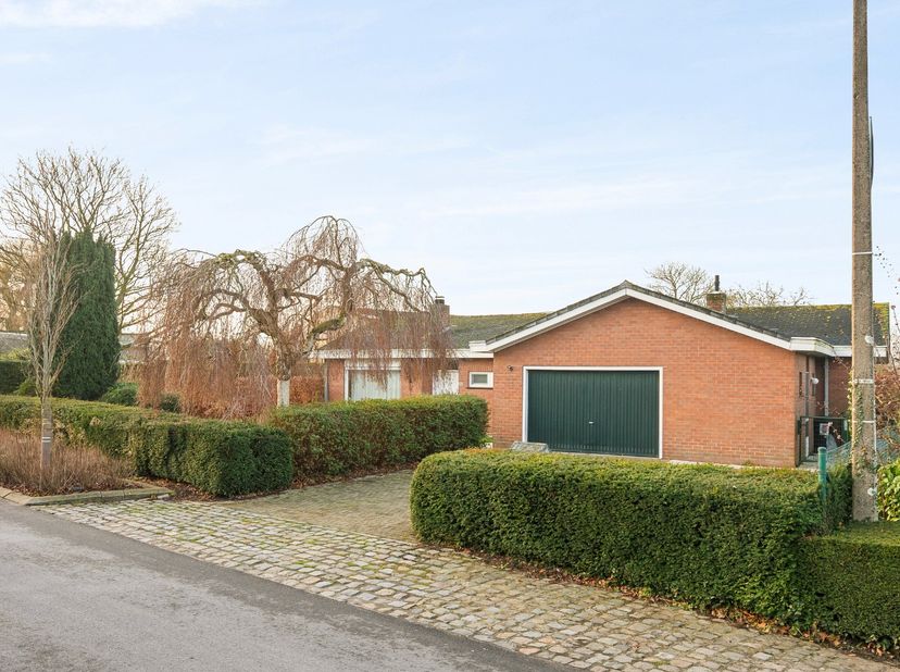 In een rustig gelegen straat in Esen, deelgemeente van Diksmuide, huisvest deze gelijkvloerse woning met volgende indeling:<br />
<br />
GELIJKVLOERS: