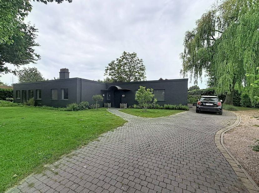 Deze ruime gezinswoning is gelegen op een uitzonderlijke, quasi verkeersvrije locatie in Drongen, verscholen in een rustige eenrichtingsstraat net bui