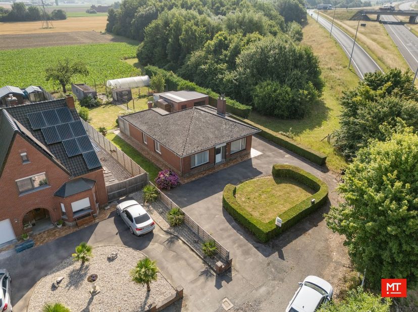 ADRES: IEPERSTRAAT 229 - ZONNEBEKE<br />
<br />
Op een landelijke, maar vlot bereikbare locatie nabij de A19 Ieper–Kortrijk treffen we deze stevige, v