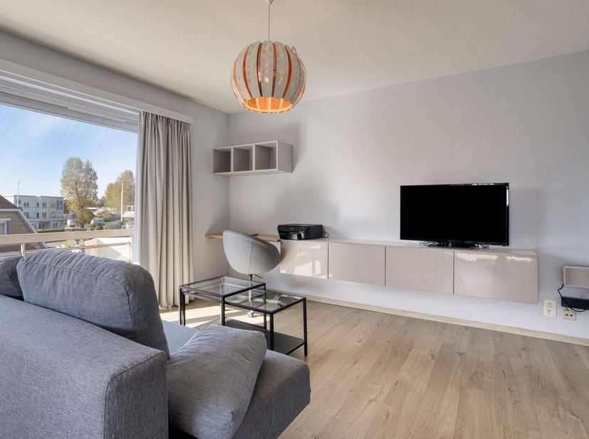 Dit mooie appartement beschikt over twee volwaardige slaapkamers en een ruime living die direct uitgeeft op de eetkamer. Het appartement beschikt over