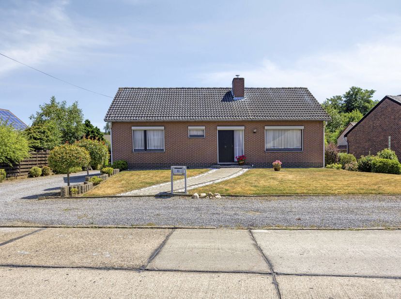 Deze charmante vrijstaande woning is gelegen op een perceel van maar liefst 10a 20ca, in een bijzonder rustige en groene omgeving, vlak bij het natuur