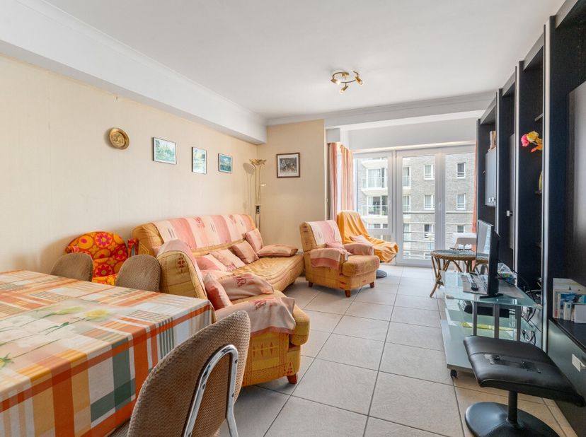 Te renoveren 1-slaapkamerappartement met lateraal zeezicht in Sint-Idesbald Dankzij het laterale zeezicht en de zongerichte oriëntatie geniet u elke m
