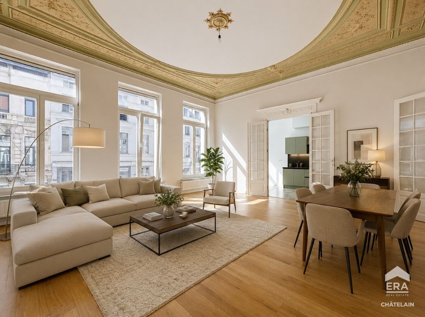 ERA Chatelain biedt u dit prachtige karaktervolle appartement met 2 slaapkamers aan, ideaal gelegen op de eerste verdieping van een elegante herenwoni