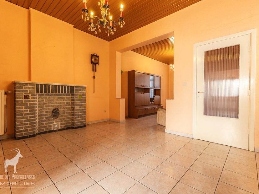 Mooie 3-gevelwoning met 2 slaapkamers, veranda, terras, tuin en zijdoorgang te koop in Monceau-sur-Sambre<br />
Referentie van het agentschap: V6031-1
