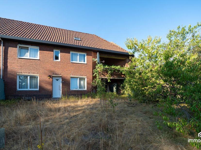 Bent u op zoek naar een woning die u volledig naar eigen smaak kunt renoveren en inrichten?<br />
Dan is deze woning in Houthalen zeker het ontdekken