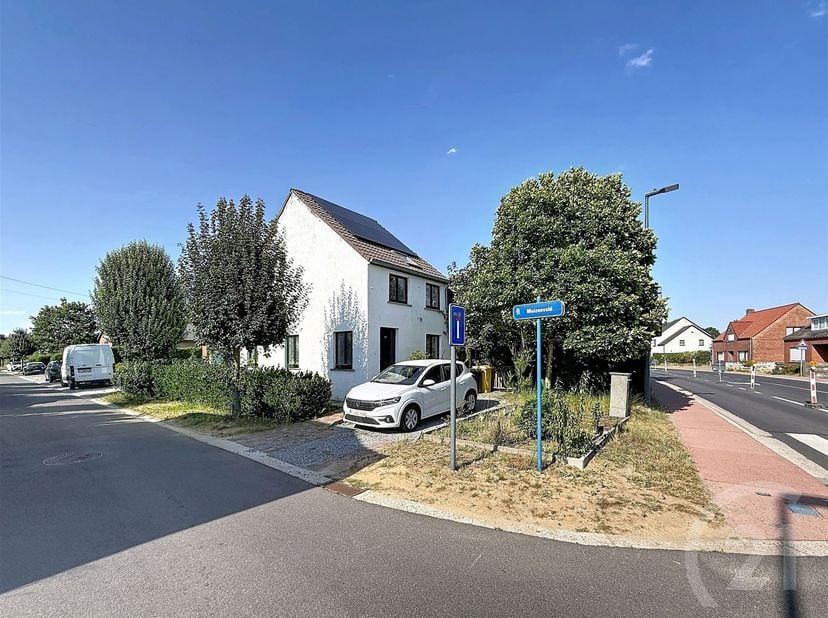 Gezellige en grotendeels gerenoveerde woning op 4 are 61.<br />
<br />
Op het gelijkvloers is er een lichtrijke leefruimte met zithoek en eetplaats
