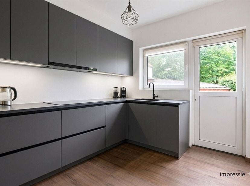 Ligging: <br />
Deze verzorgde woning bevindt zich in een rustige, groene omgeving in Meer, een deelgemeente van Hoogstraten. Op korte afstand ligt he