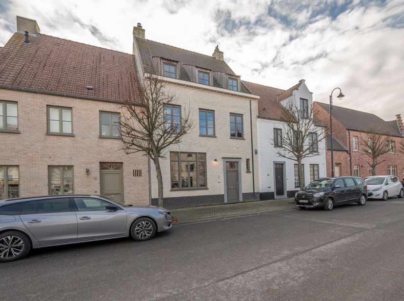 Meteen bij het binnenkomen merkt men dat de huidige eigenaar/aannemer deze woning zelf heeft opgericht, de combinatie van de kwaliteitsvolle materiale