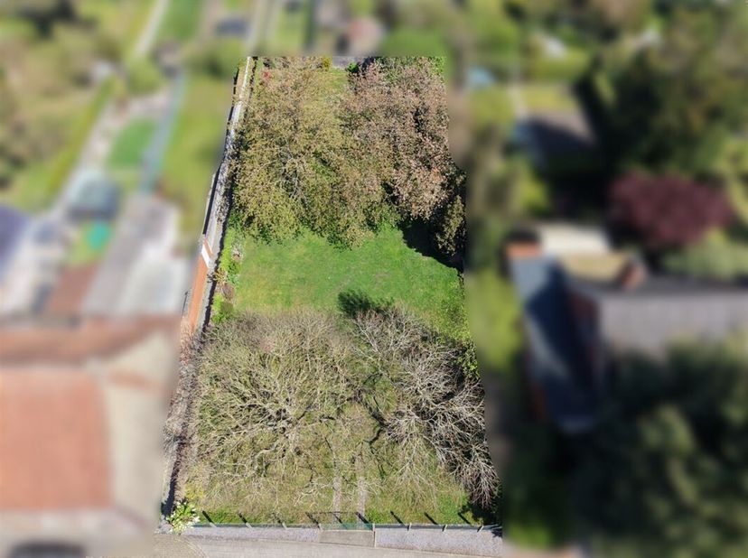 Land van +/-10 are 50 centiares gelegen in een woonwijk in het centrum van het dorp Blaton.<br />
Voorgevel aan de straat volgens cadgis: +/-19 m.<br