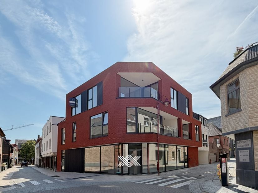 Dit gloednieuw tweeslaapkamer appartement van 100 m² is gelegen op de eerste verdieping van het nieuwbouwproject Lumina. Het appartement is als volgt