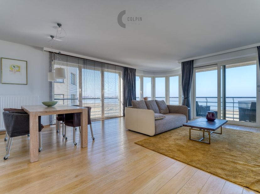 Le véritable atout du séjour est la baie vitrée pleine de caractère (bay-window). Comme celle-ci dépasse physiquement la ligne de façade, vous ne rega