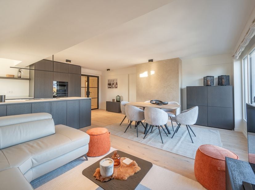 Stijlvol gerenoveerd appartement in een charmante villaresidentie, uitzonderlijk gelegen in het hart van het Zoute, vlakbij het Dominicanenkerkje. Ind