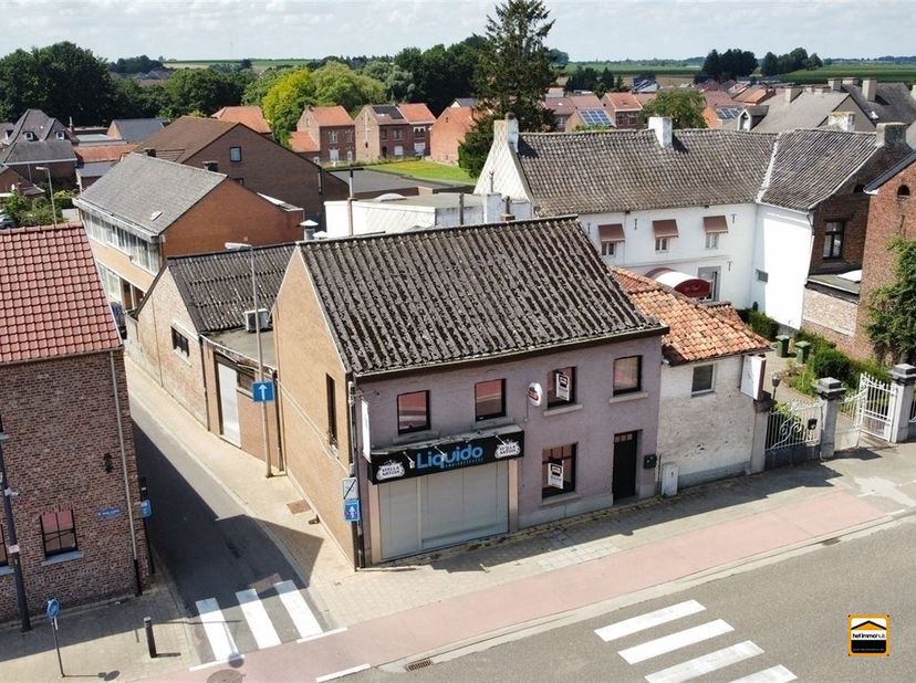In het centrum van Heers vinden we de voormalige trekpleister "Liquido" terug.<br />
<br />
Pal in het centrum van Heers vinden we deze handelszaak