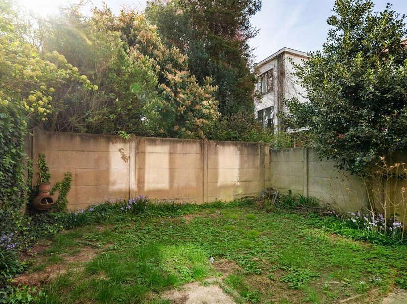 Situation : Cette propriété, actuellement divisée en un studio et deux appartements, est située dans la Jupiterstraat, dans le quartier résidentiel et