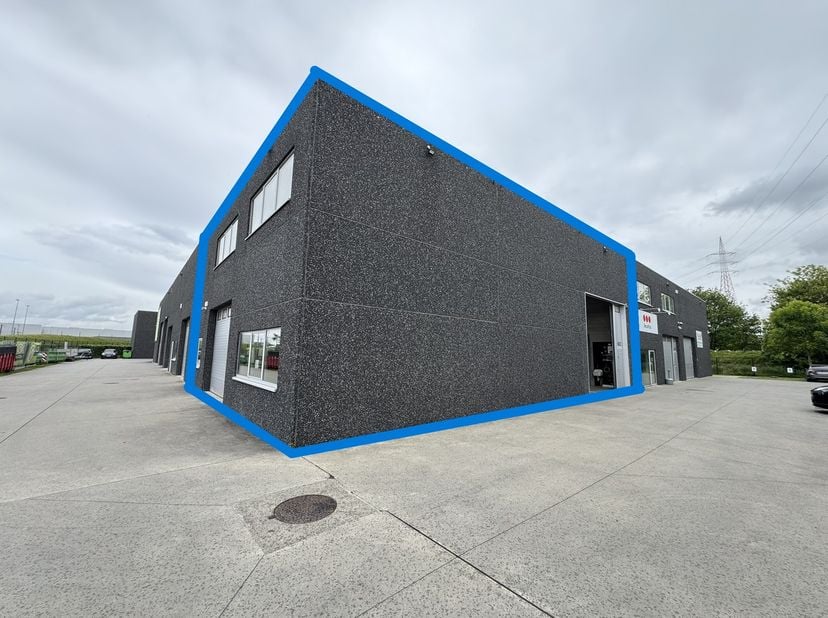 TE HUUR – MAGAZIJN MET PARKEERPLAATSEN – MELLE<br />
<br />
Locatie: Zwaantjesstraat, Melle – nabij R4, zeer goede ligging aan het op- en afrittencomp