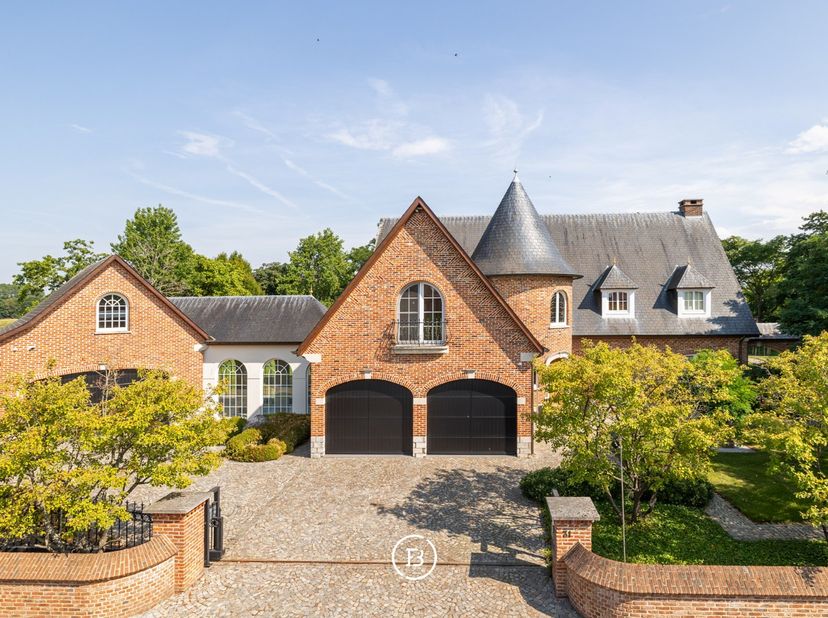 Ontdek deze uitzonderlijke villa, strategisch gelegen in Kampenhout met een vlotte verbinding naar Brussel, Leuven en Antwerpen. Hier geniet u van de