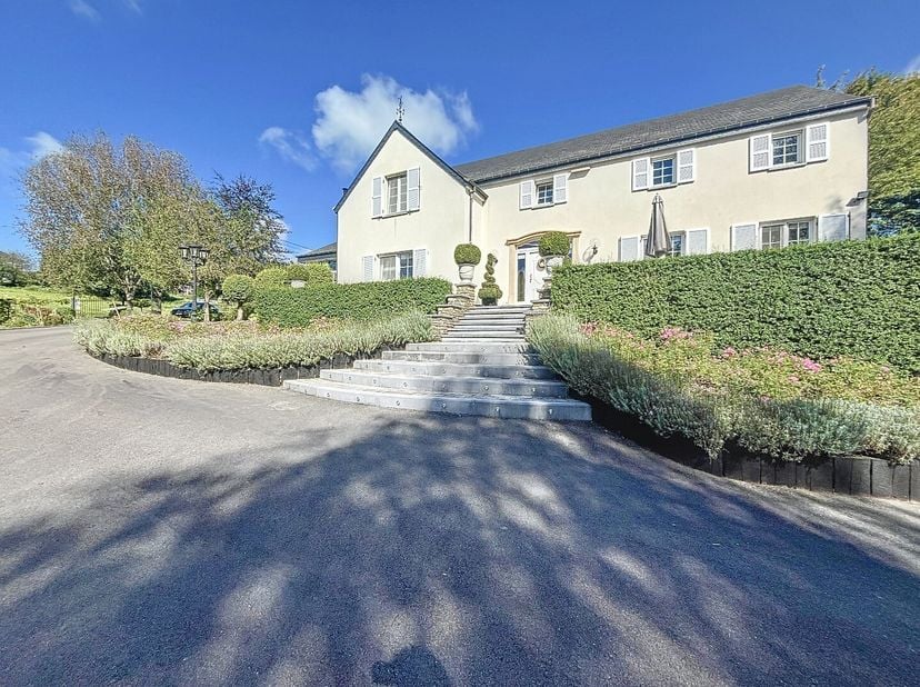 Deze ruime woning in Bouillon is van alle gemakken voorzien en biedt veel mogelijkheden.<br />
Met een perceeloppervlakte van 39 are is er voldoende r