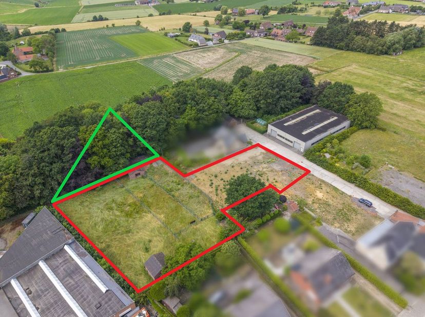 Industrieel projectgrond van ca. 3.579 m² te koop in Ingooigem. Op strategische ligging tussen en Vichte en Ingooigem. <br />
<br />
Kenmerken:<br />
