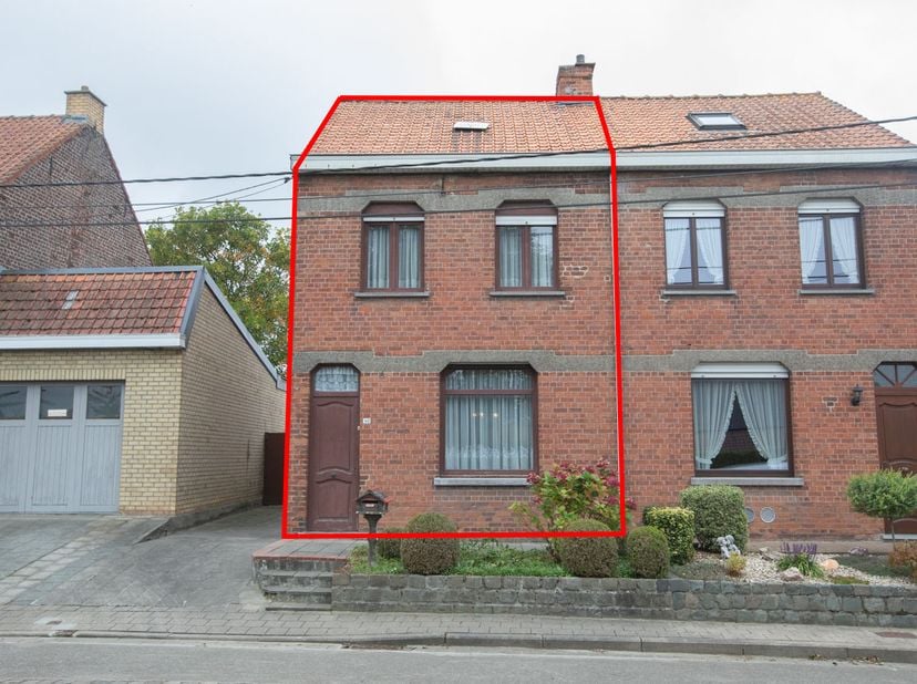 RENOVATIEPAND MET TUIN - <br />
KOMENSEWEG 140 - HOLLEBEKE - <br />
<br />
Indeling: inkom, leefruimte, keuken, berging, wc; verdiep: 2 slaapkamers +