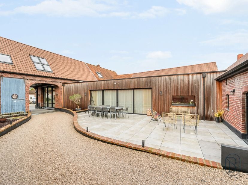 Deze woning, volledig gerenoveerd in 2021 en gelegen op een mooi perceel van 27 are met perfecte oriëntatie, bestaat uit het volgende:<br />
Op het ge