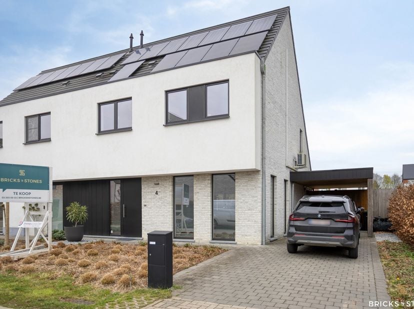 Wie op zoek is naar een recente, energiezuinige gezinswoning met een moderne uitstraling en een doordachte indeling, voelt zich hier meteen thuis. Dez