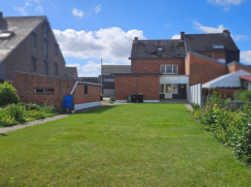 Op een vlot bereikbare ligging in Herent bevindt zich deze driegevelwoning met een bewoonbare oppervlakte van ca. 176 m² en tal van mogelijkheden voor